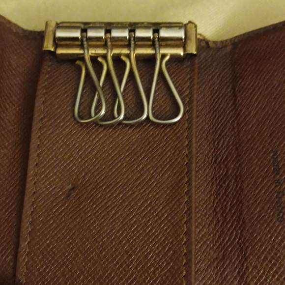 LOUIS VUITTON 4 KEY HOLDER AUTHENTIC - Picture 6 of 11